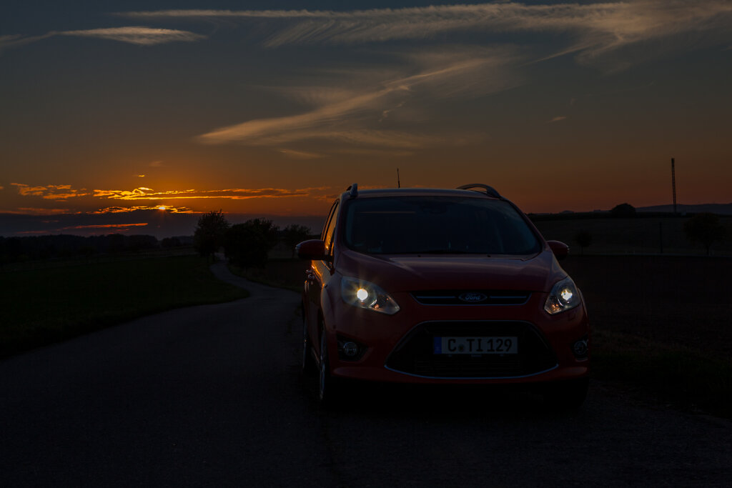 Auto im Sonnenuntergang