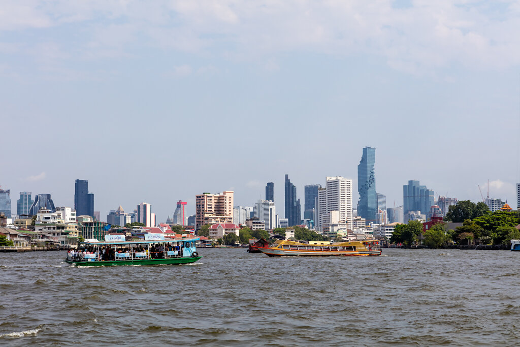 Skyline von Bangkok (Thailand) am Chao Phraya